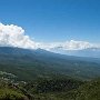 頂上からの長めはなだらか。そのためか雲海は見当たらない。したのだそうだ。